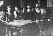 837496 Afbeelding van enkele jeugdleden (jongens) in een clubgebouw van de Nederlands Hervormde Stadszending te ...